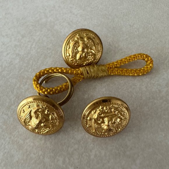 Vintage lot of 3 Waterbury and Vanguard military yellow gold plated buttons - Picture 2 of 5